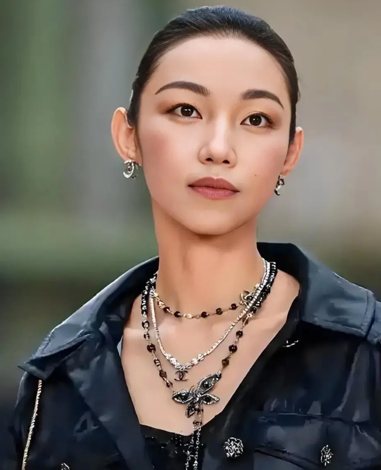 你知道那尔那茜当年上戏班里的同学都是什么样的人吗？
根据政策和对当年的调查发现，