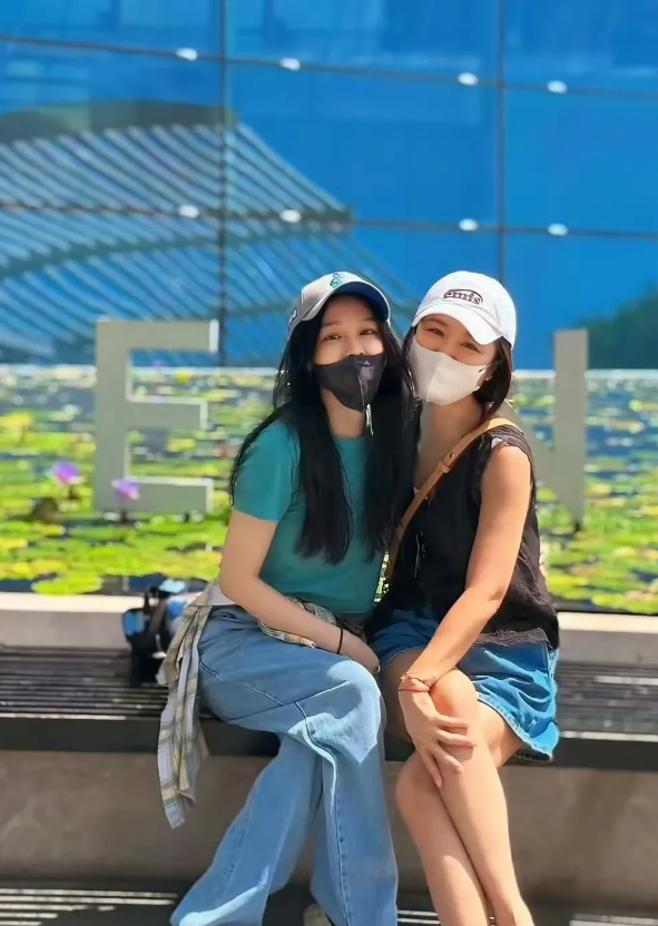 林心如与徐若瑄同游新加坡，女神闺蜜团状态也太好了，有钱任性的出国旅行太惬意！
