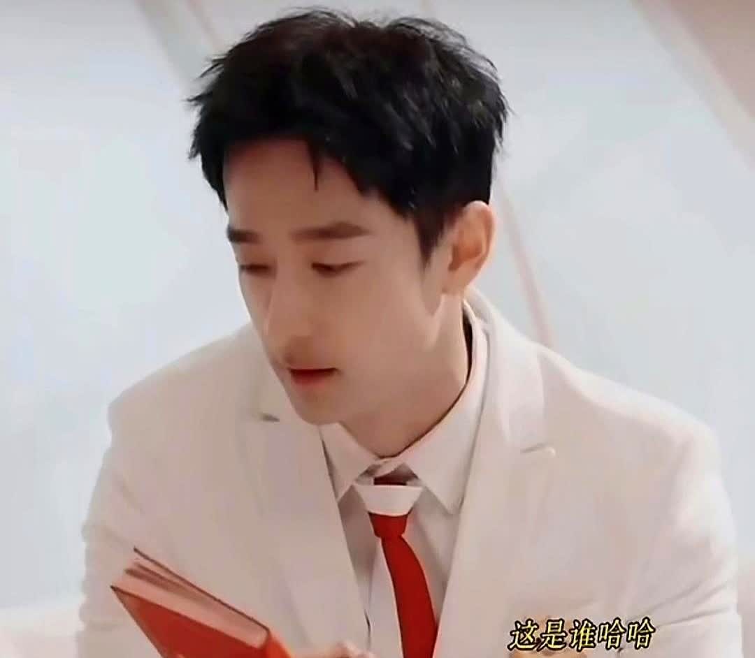 发现了吗？

莎莎情商特别高。

在节目里，男主持人给了她一本书，莎莎翻