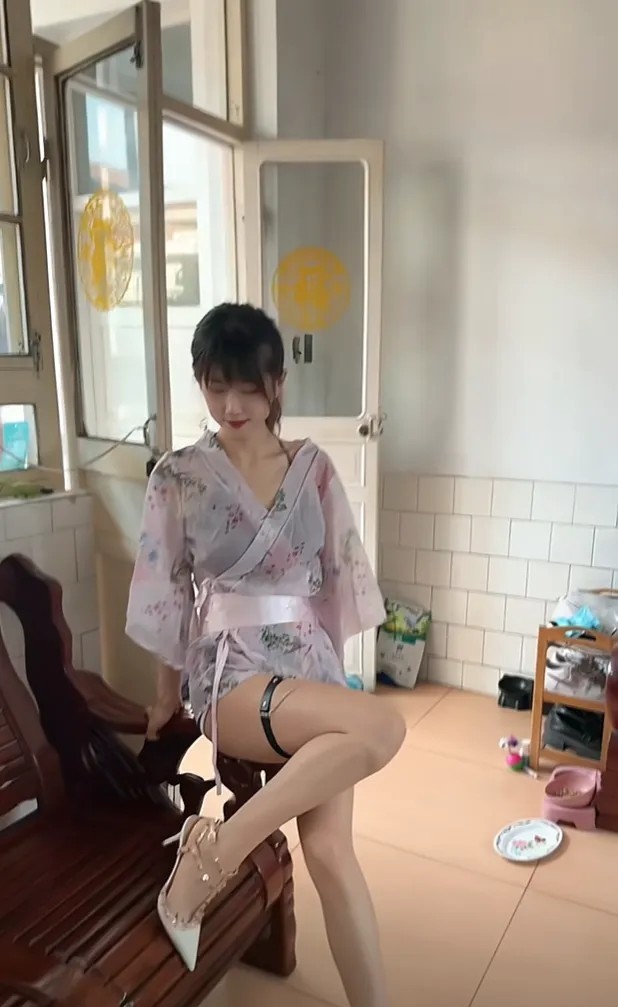 我在外面打工，老婆在村里这样穿是不是不太好