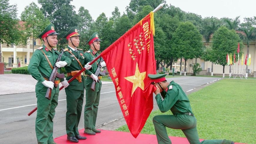 2024年越军308师102团士兵亲吻军旗。102团别称“首都团”，1947年1