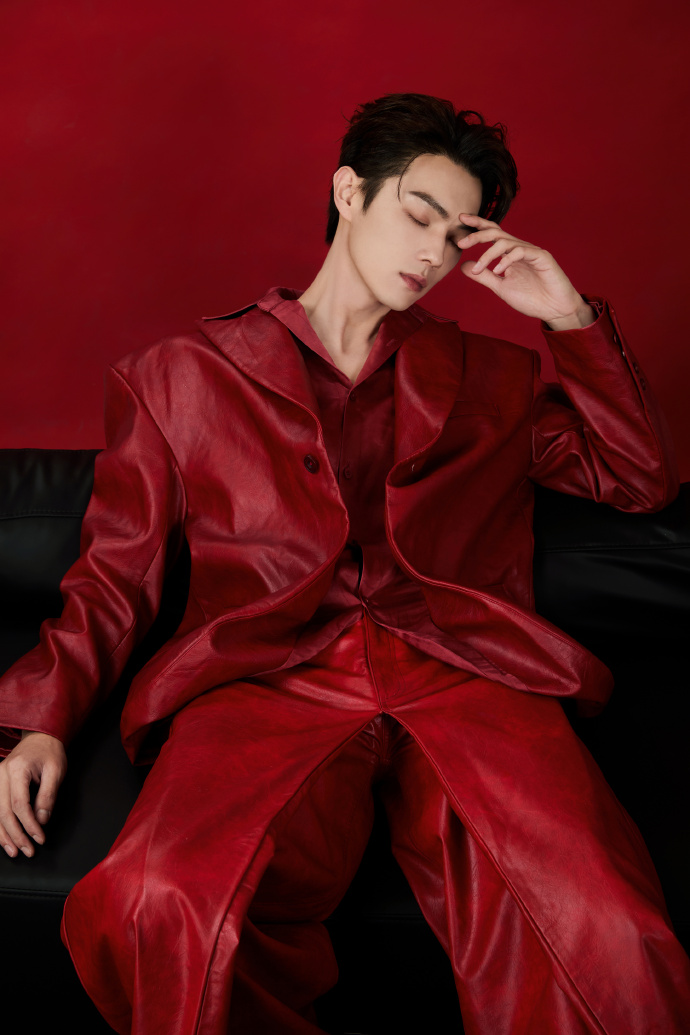 许凯一月份行程图更新
期待杂志拍摄