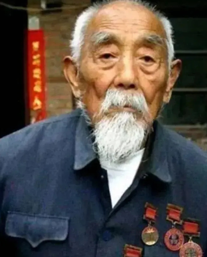 1937年，在淞沪会战中，17岁的他子弹都打光了，只好手提8 斤大刀和敌人拼杀，