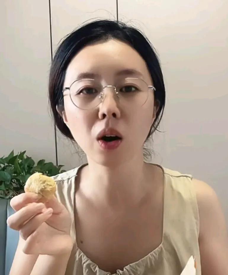 田静今天下午直播，直播间400多人！
人数不多，卖的黄山烧饼卖了不少，
一会卖了