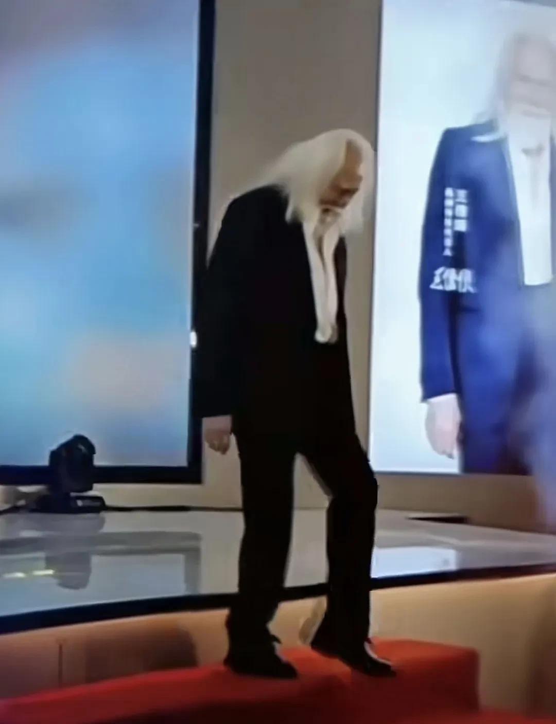 虽然现在他下台阶小心翼翼
可他这一生已经比很多人都要精彩得多
这种不服老的精神不