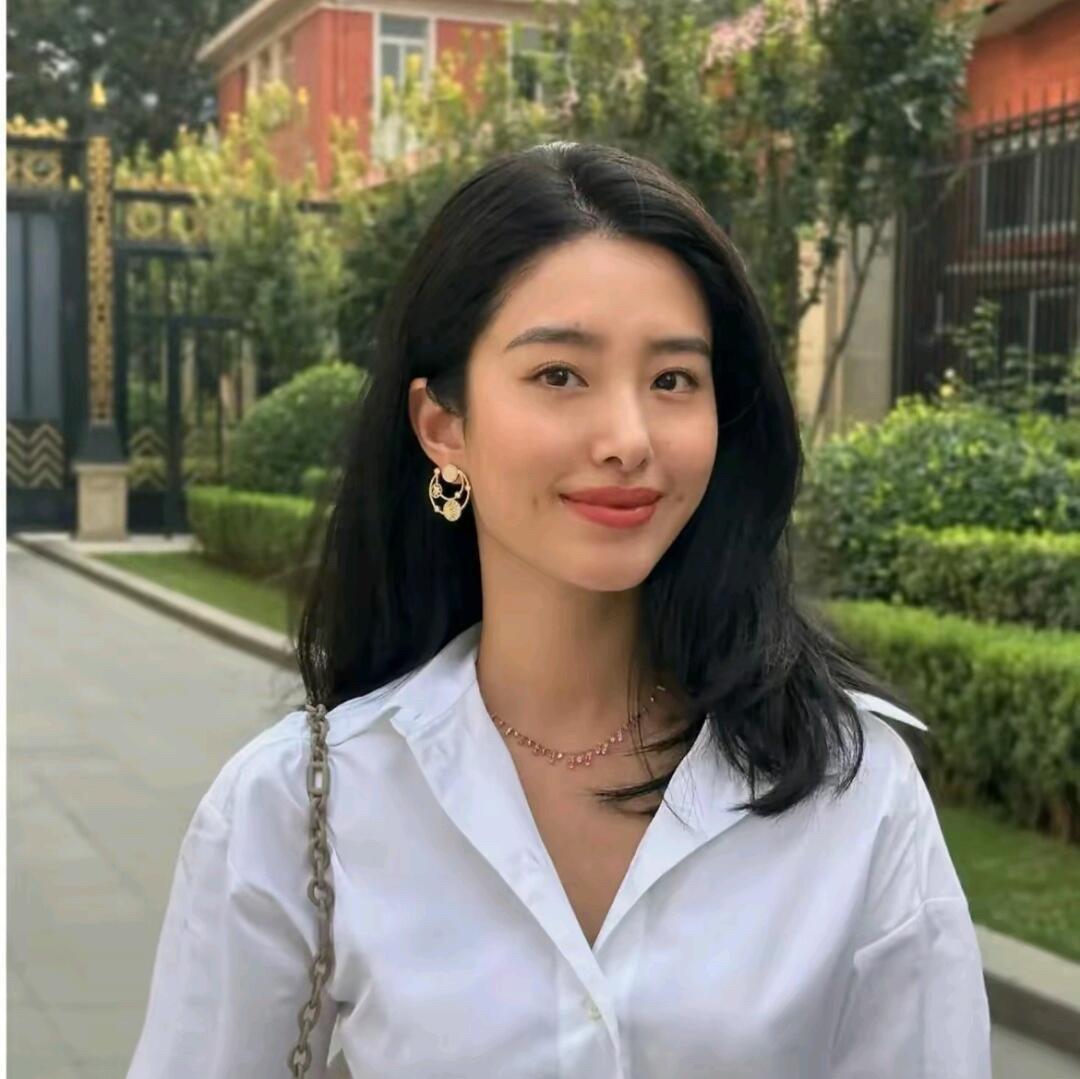 我终于找到
杨采钰观众缘差的原因了
不是外在条件不好，也不是演技差，而且这个人太