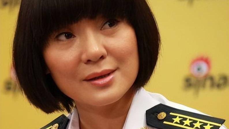 她是正师级海军大校，一首歌红25年，46岁离婚和前夫对簿公堂，如今过得如何了？