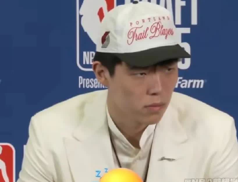 杨瀚森还是太年轻，回答问题时替他着急！ 
 
记者问为啥喜欢波特兰，他直接说