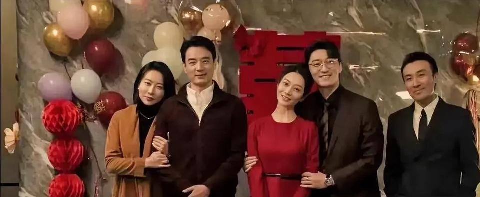 《以法之名》一桌婚宴看清东平市政界商界盘根错节的关系。
李人骏妹妹李砚心和程子健