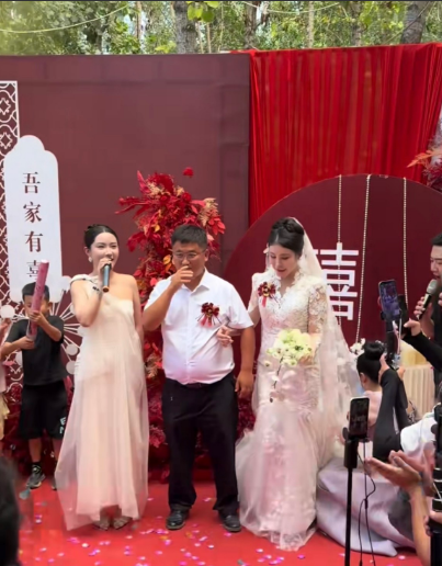 姜涛算是把流量玩明白了，就连结婚现场都成了流量池！
今年4月份还在传白玩徒弟，徒