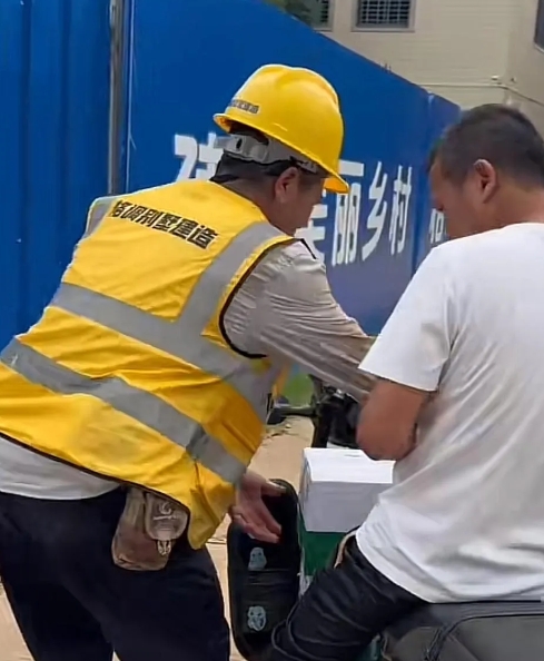 全爸拎着矿泉水想给工人解暑，硬生生被拦在自家工地外头。好家伙，全网监工的房子就是