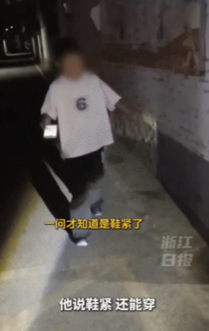是个讲究人！”安徽阜南，一男孩捡到手机后主动归还给失主，大哥等待男孩送来的途中，