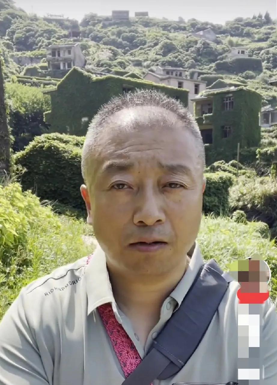 小杨姐夫误入无人村，体验了一把毛骨悚然的探险之旅。
大夏天，他在无人村里突然看见