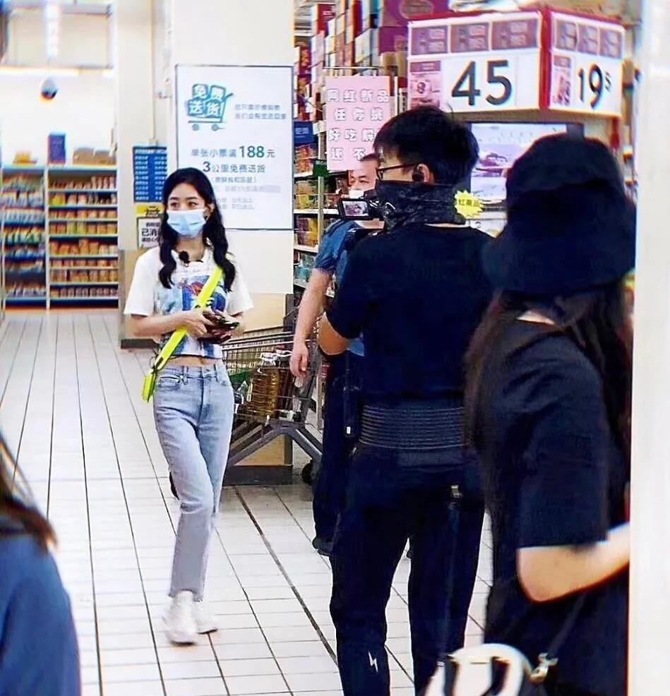 醉了。。
赵丽颖线下和电视上完全不一样。。
赵丽颖本人比照片还要美啊，
妆容加上
