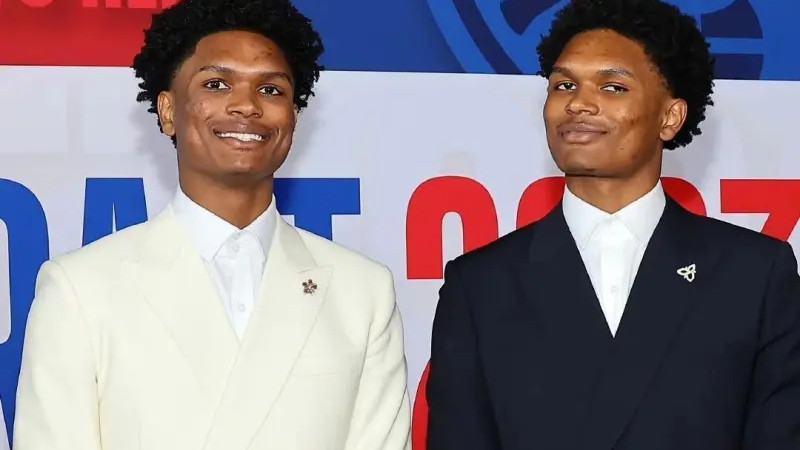 汤普森兄弟的篮球之路也足够戏剧，身体素质的炸裂程度不像这个星球的原住民