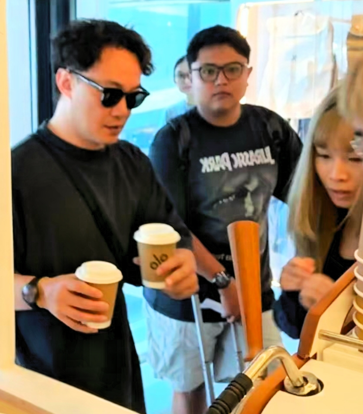 有网友在香港机场偶遇陈奕迅，他看起来心情不错！感觉他这么多年没什么变化，女儿都这