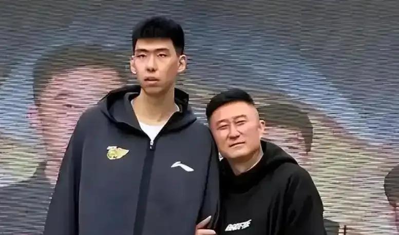 现如今整个CBA最尴尬的人是谁？不是焦泊乔，也不是赵睿，而是徐昕！
无论是焦泊乔