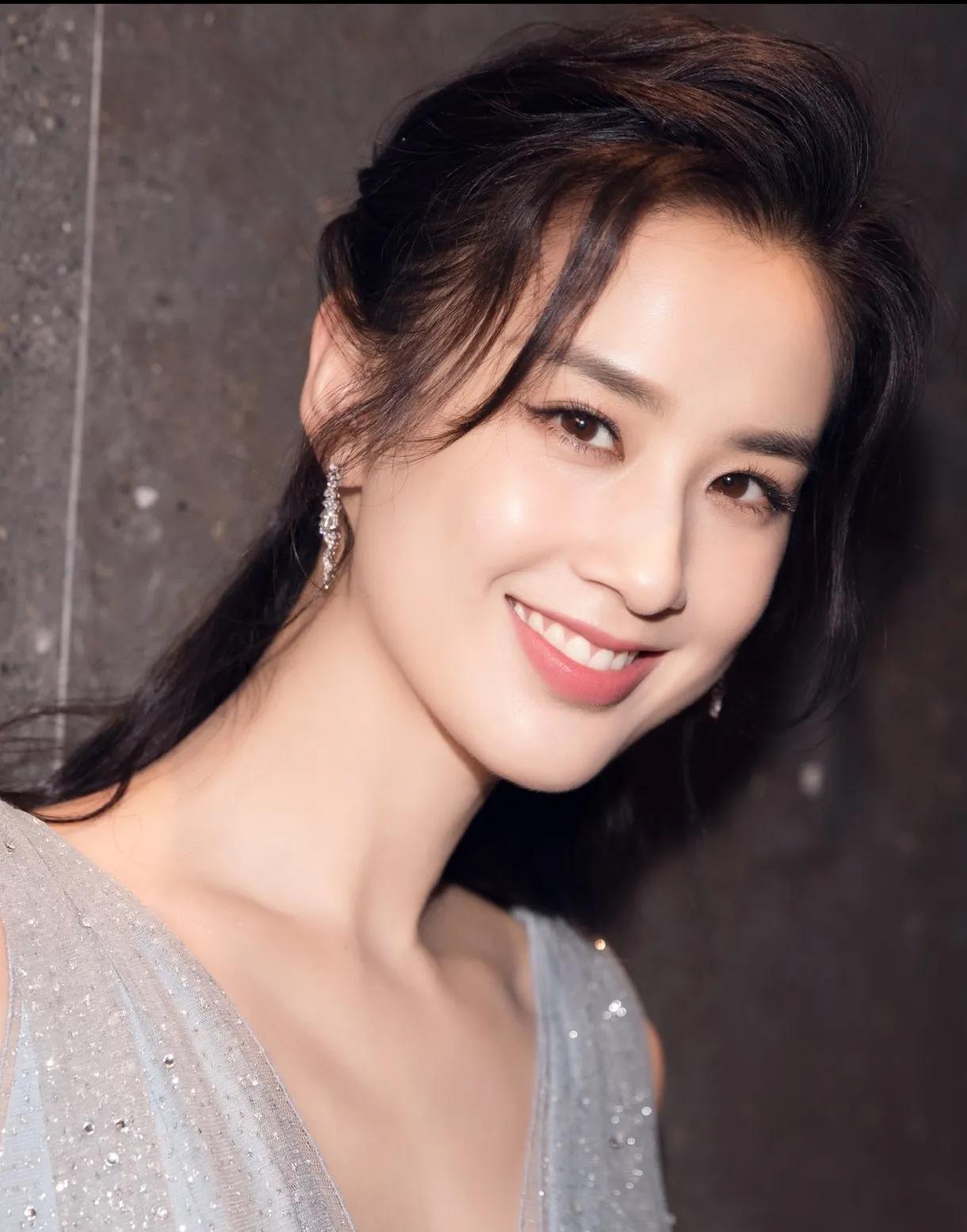 终于知道为什么黄圣依不出来拍戏了，
原因很简单，
不是没戏拍，也不是挑剧本，而是