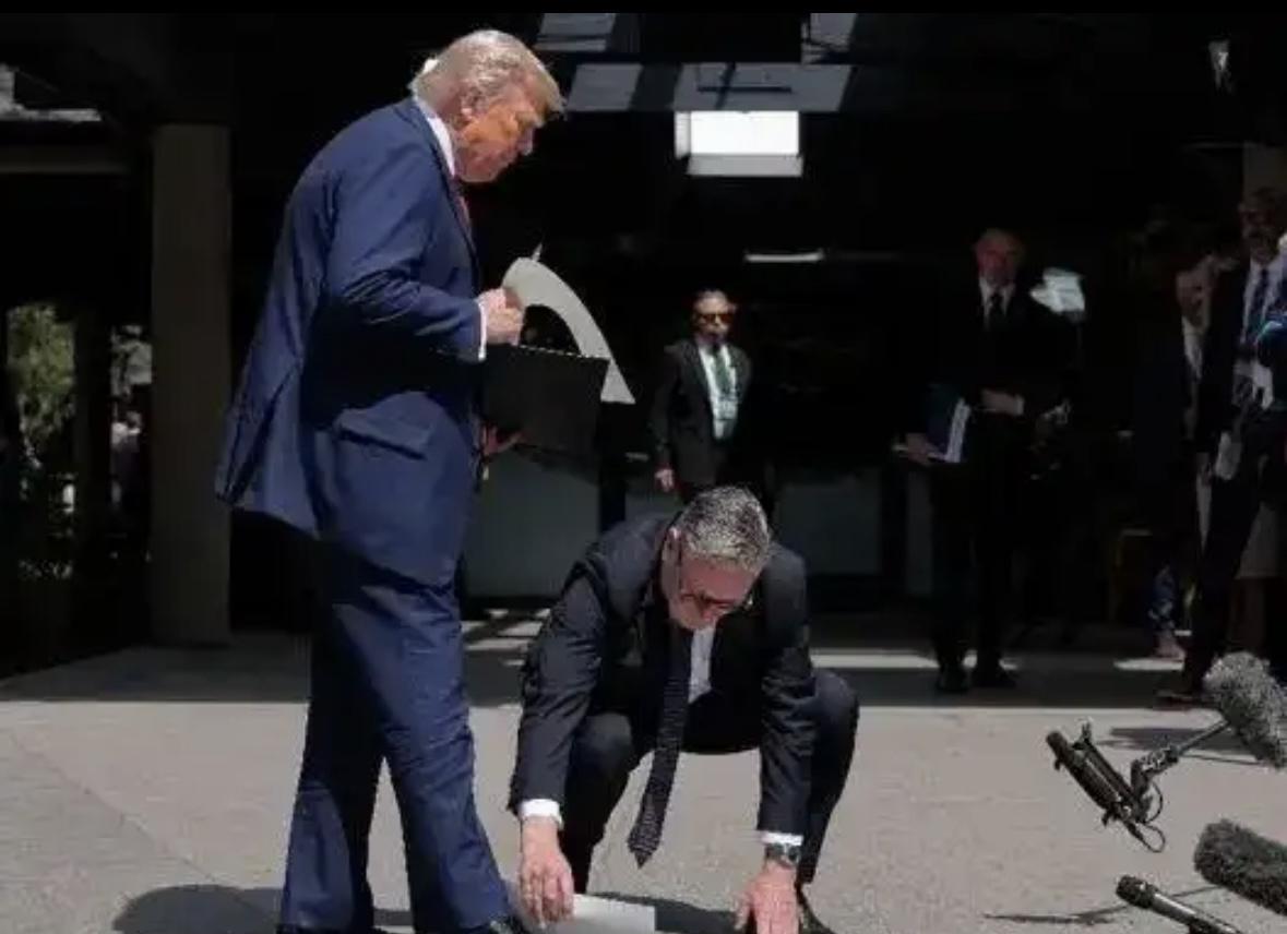 G7峰会上弯腰捡起特朗普掉落的文件，斯塔默回应：为了避免安全恐慌
说起来这事儿看
