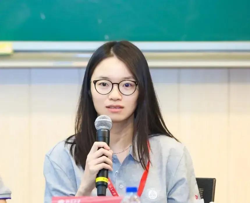 韦东奕是普通人中的天才，而王虹是天才中的天才，真是这样吗？
就这么说吧，如果王虹