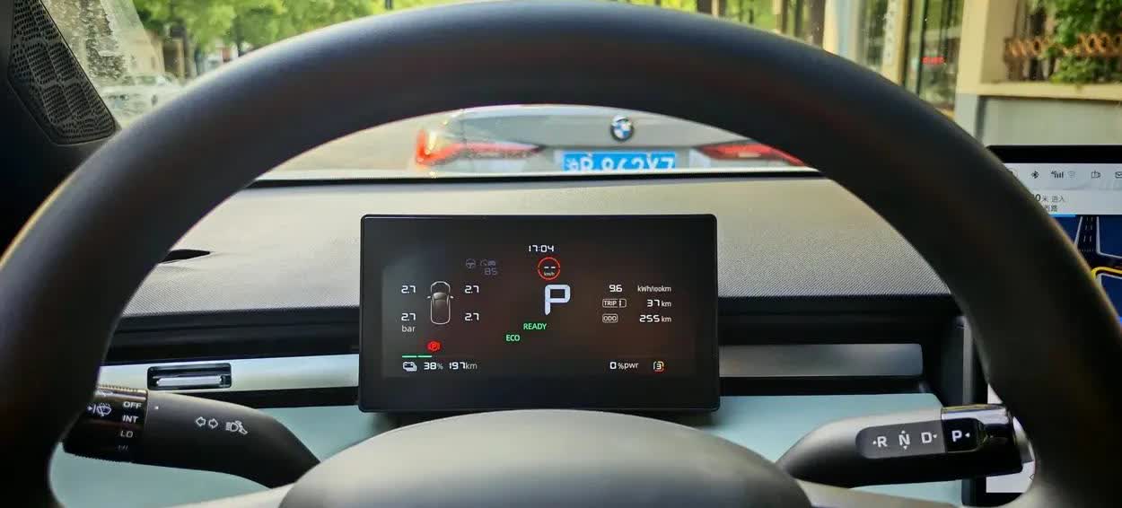 借了一辆刚刚上市的荣威 D6，这车能耗有点东西啊，开了37km，能耗9.6kWh