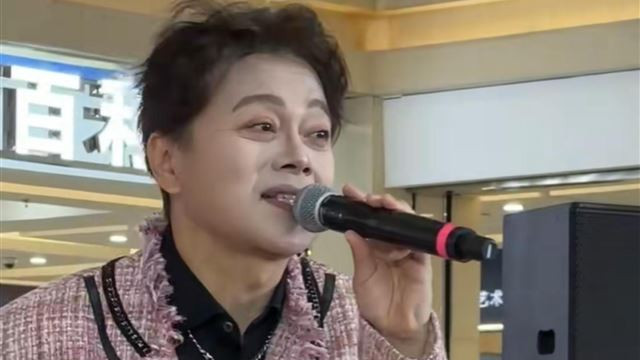 辣眼！歌手欧得洋现身沈阳，穿女装化浓妆好像梅婷，路人表情亮了