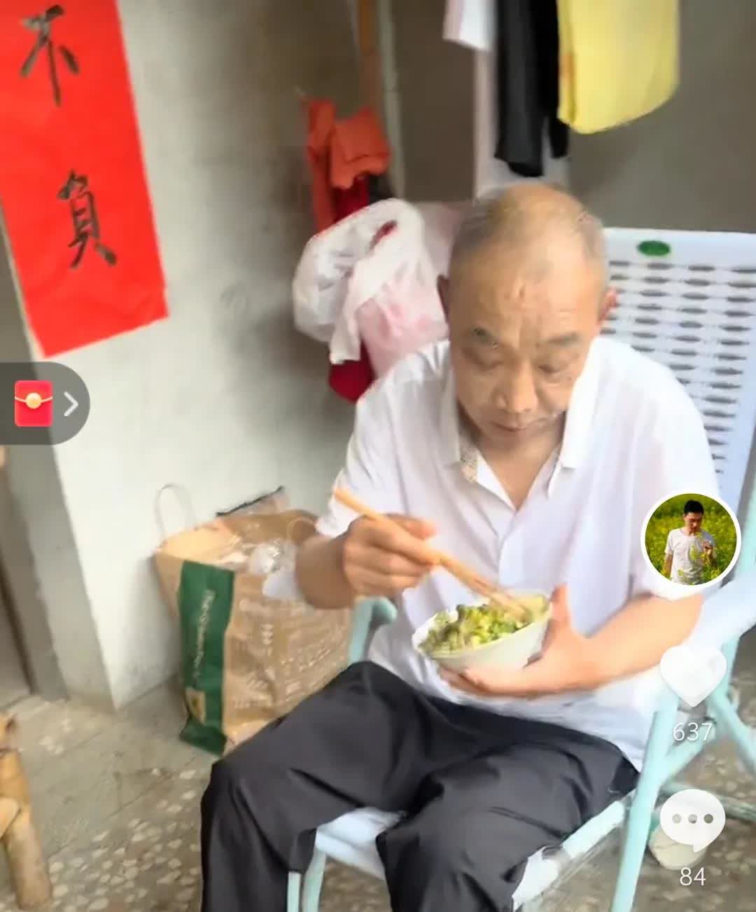 父亲节这天，苏伢子的哥哥更新了动态。给父母做了一顿“丰盛”的午餐。苏伢子哥哥看着