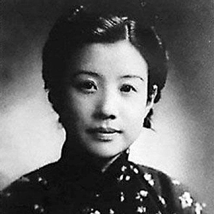 1917年，青帮老大黄金荣向结发妻子林桂生提出离婚，因为他迷恋上了戏子露兰春。露