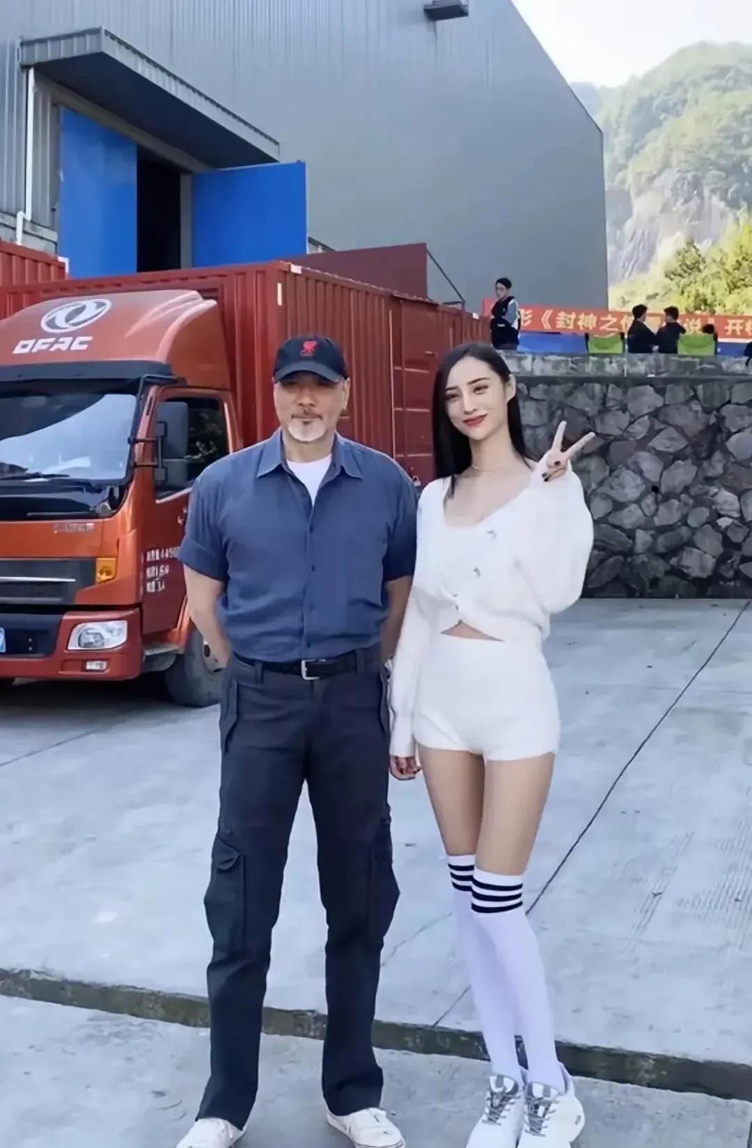 这画面看呆我了，两个都是大长腿的帅哥靓女，画面中的徐少强和一位大美女合影，不得不
