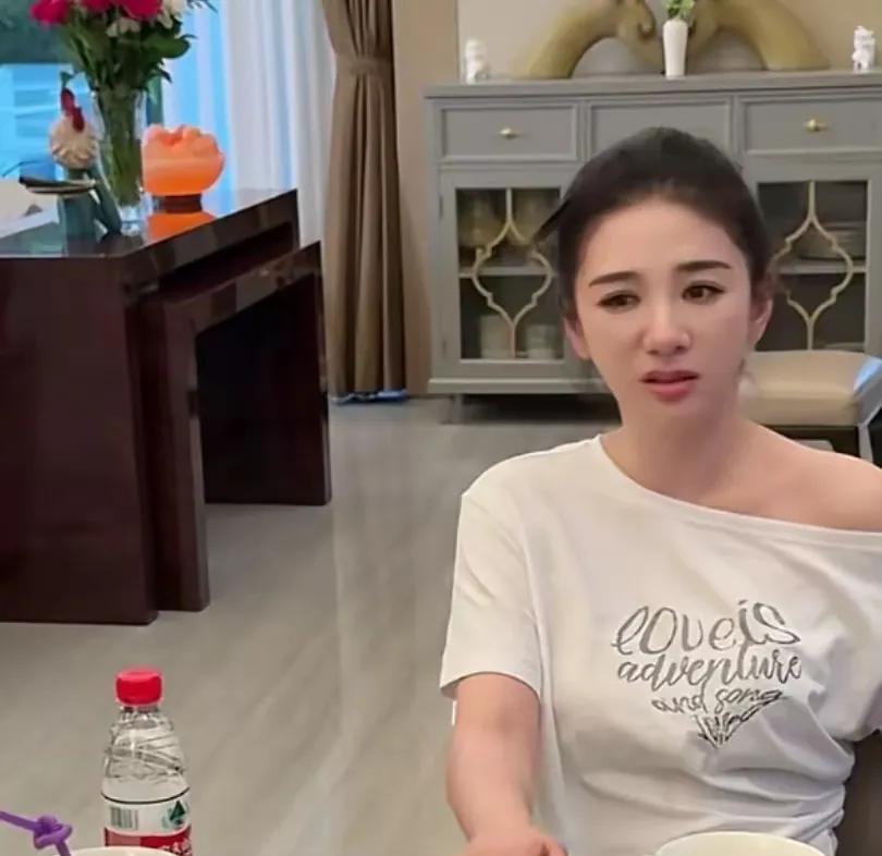 黄奕反对女儿去做练习生，是觉得女儿丑吗？不是！
这两天，黄奕发布了视频，视频内容