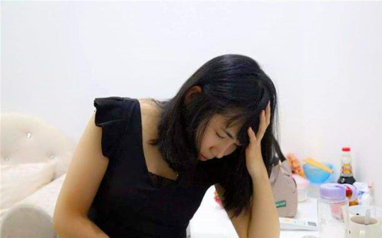 母亲扔血书下楼痛斥我不孝，邻居怒不可遏说我是白眼狼，我真的承认后母亲又慌了