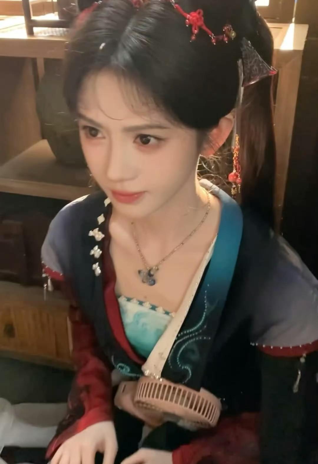 鞠婧祎《来战》阿黛剧组花絮照，有没有美到你？