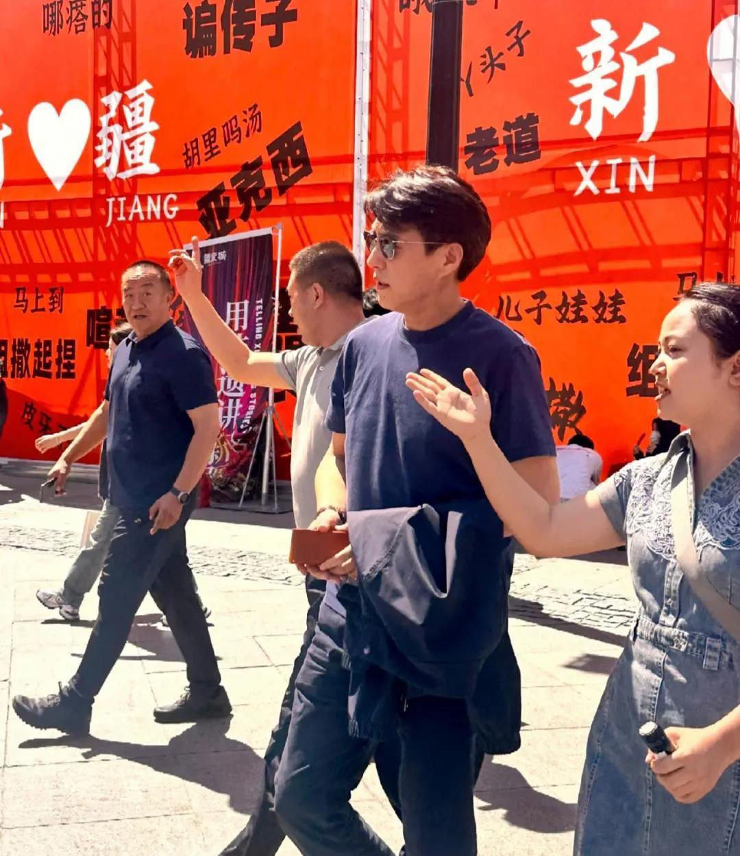 靳东现身新疆，确实帅！
体型保持的很好[赞]！