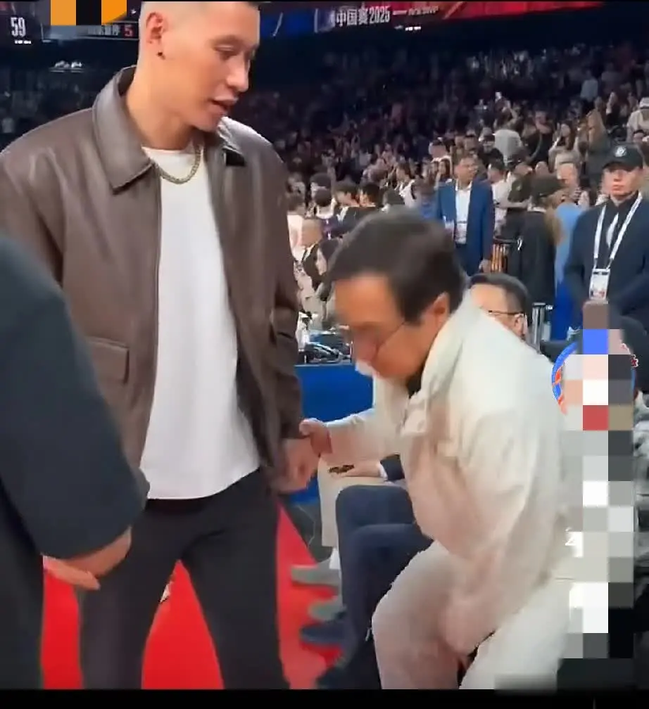 现阶段，能让著名大明星
成龙大哥专门起身一起合影的人，
估计没有几个！
NBA中