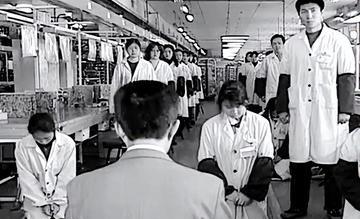 1995年，一名韩国女老板走进车间，威胁120多名中国员工：＂全都跪下，不跪开除