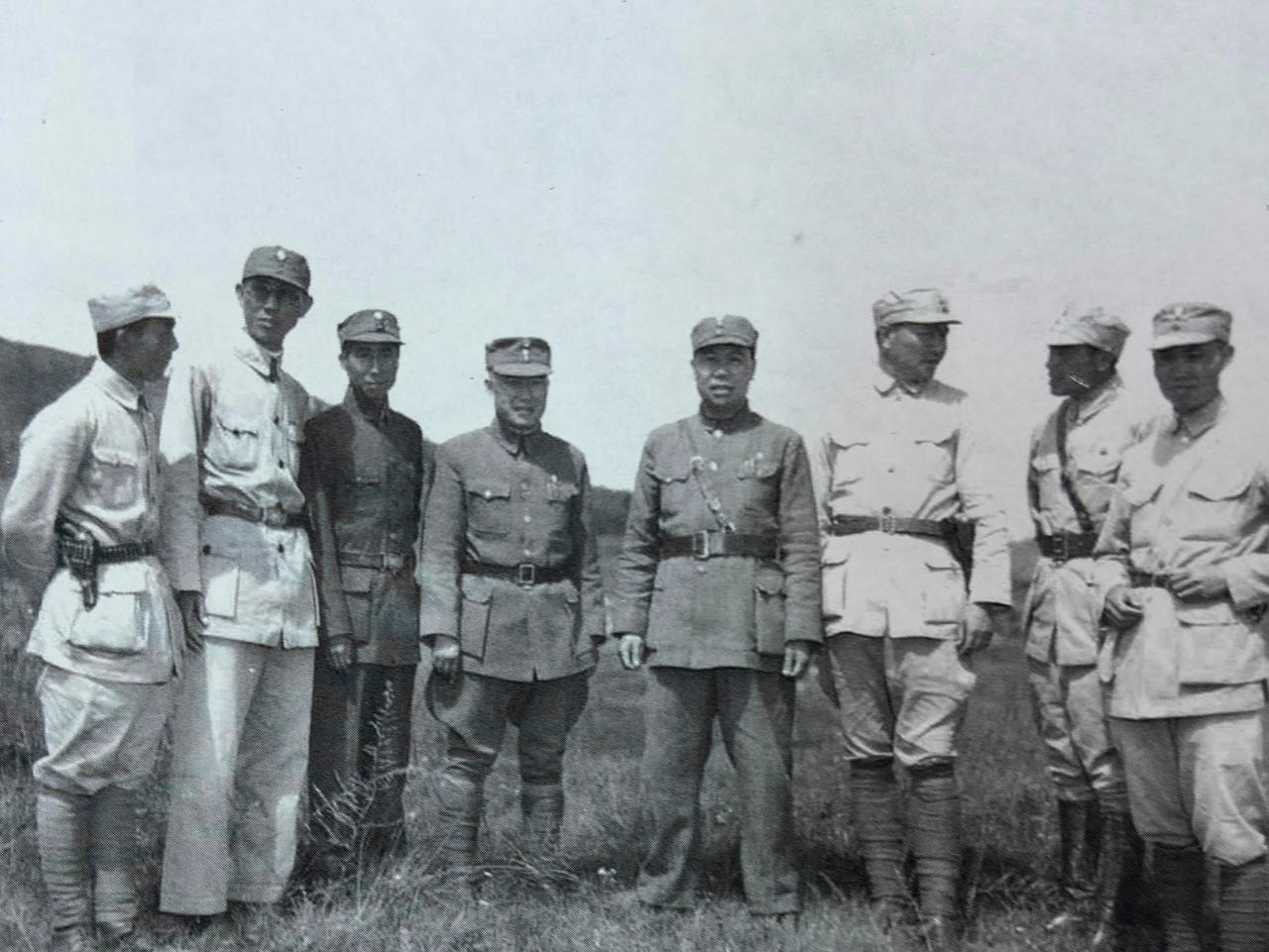 1944年9月15日第20集团军司令霍揆彰（中）与部下在盟军攻克腾冲庆祝会后合影