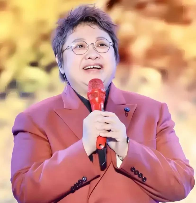 歌手韩红，
这辈子最感激的人不是对她有生育之恩的妈妈，也不是她那位英年早逝的爸爸