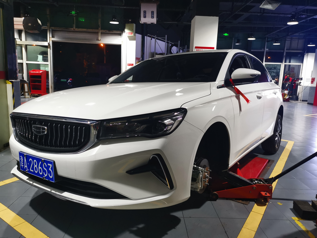 献出一血扎胎了
提车不到一个月，献出一血
开车过程发现胎压1.9，果然扎胎了
补