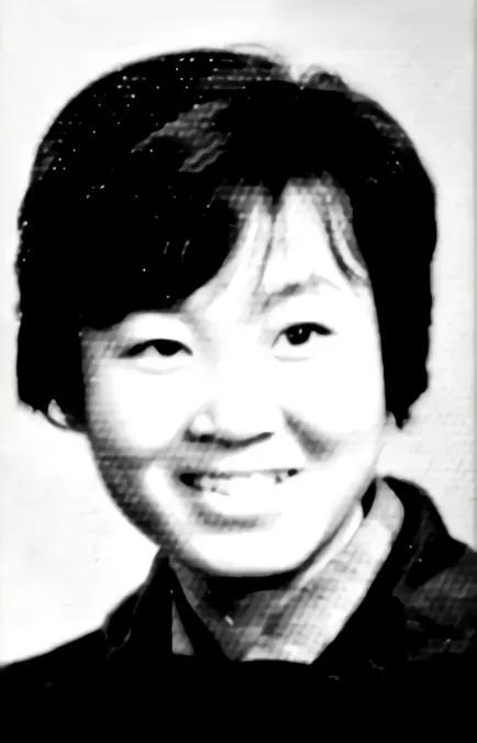 1974年凌晨，外面正下着瓢泼大雨，女知青朱梅华突然感到肚子疼，冒雨跑到几十米外