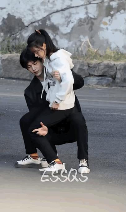 网友说，张凌赫你到底行不行啊，
抱个赵今麦，怎么感觉抱不动的样子!
其实不是抱不