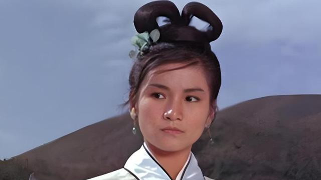 郑佩佩出生在寸土寸金的上海，十岁之前过的可以说是锦衣玉帛的生活