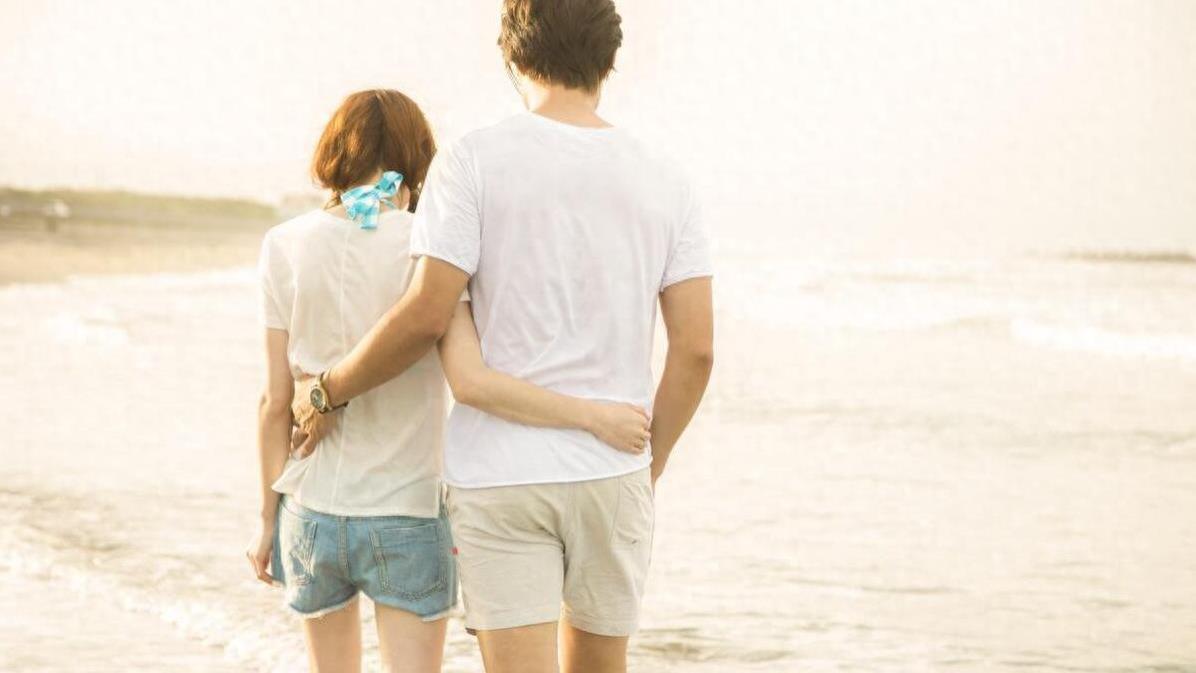 老公生日我们去庆祝，菜刚上桌婆婆把小叔子一家喊来，给我们惊喜