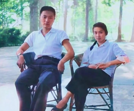 1975年，陈毅的儿子陈小鲁和粟裕的女儿粟惠宁结为伉俪，在庐山度蜜月的照片。你瞧