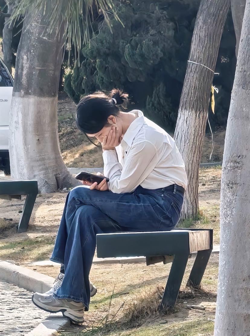 大学生根本不懂白衬衫牛仔裤加丸子头的杀伤力。