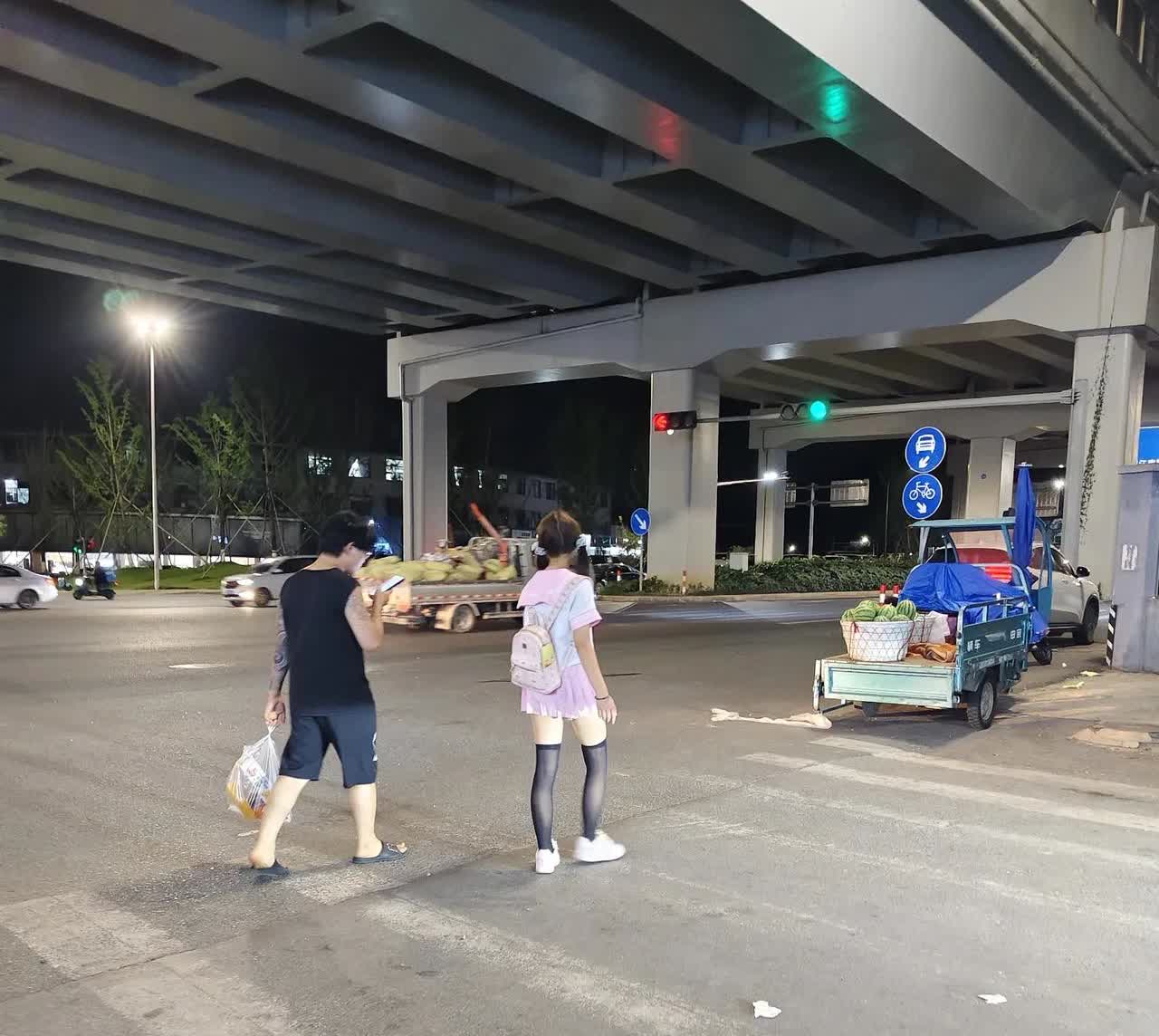 人贩子的新手段，
为避免被骗到缅北，
一定要警惕这些:

1. 独自一人