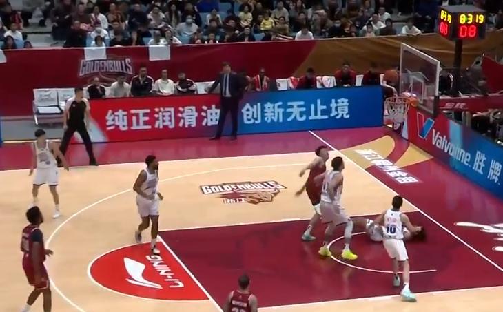 约克半场轰20分，浙江男篮半场落后宁波7分！北京时间2025年12月14日，25