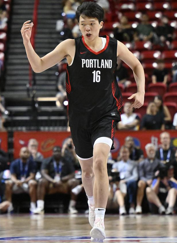 防守真行！杨瀚森首节贡献3分2板1助2帽 对位的13号秀和米西9中1

07月1