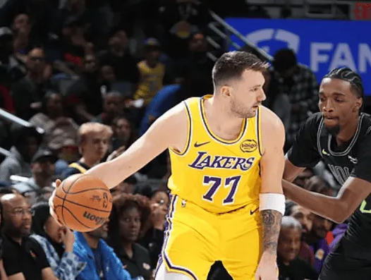 NBA常规赛。湖人以111-103战胜鹈鹕。
本场比赛，卢卡-东契奇出战37分钟