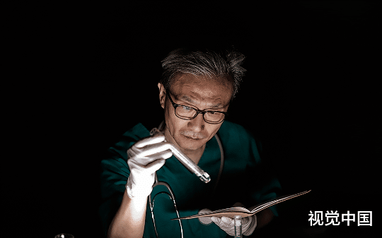 顾城护着白月光骂我'脏'时，X光片显示…我肋骨断口嵌着他警徽碎片
