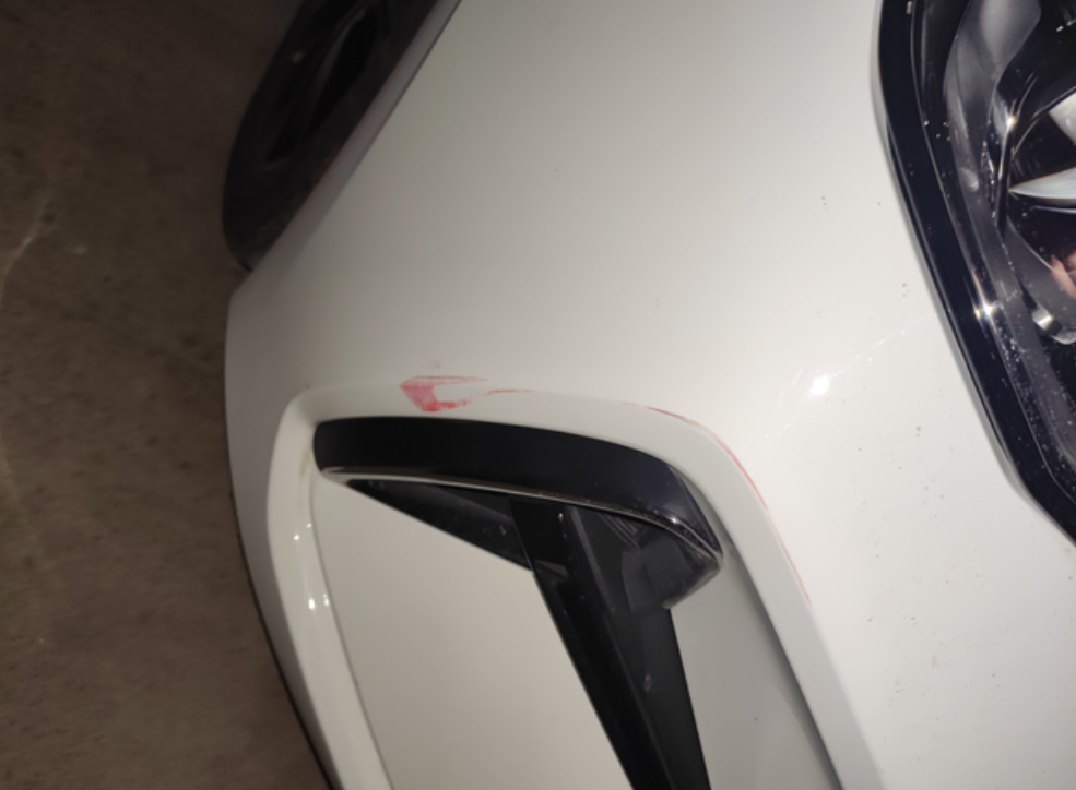 这是塑料还是？有必要补漆吗？
昨天停车场出来  和旁边的车擦了一下，有没有必要补